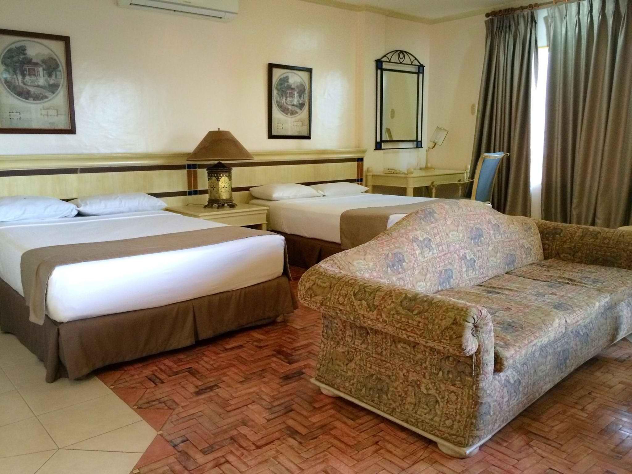 Club Morocco Resort And Country Club Subic Bagian luar foto