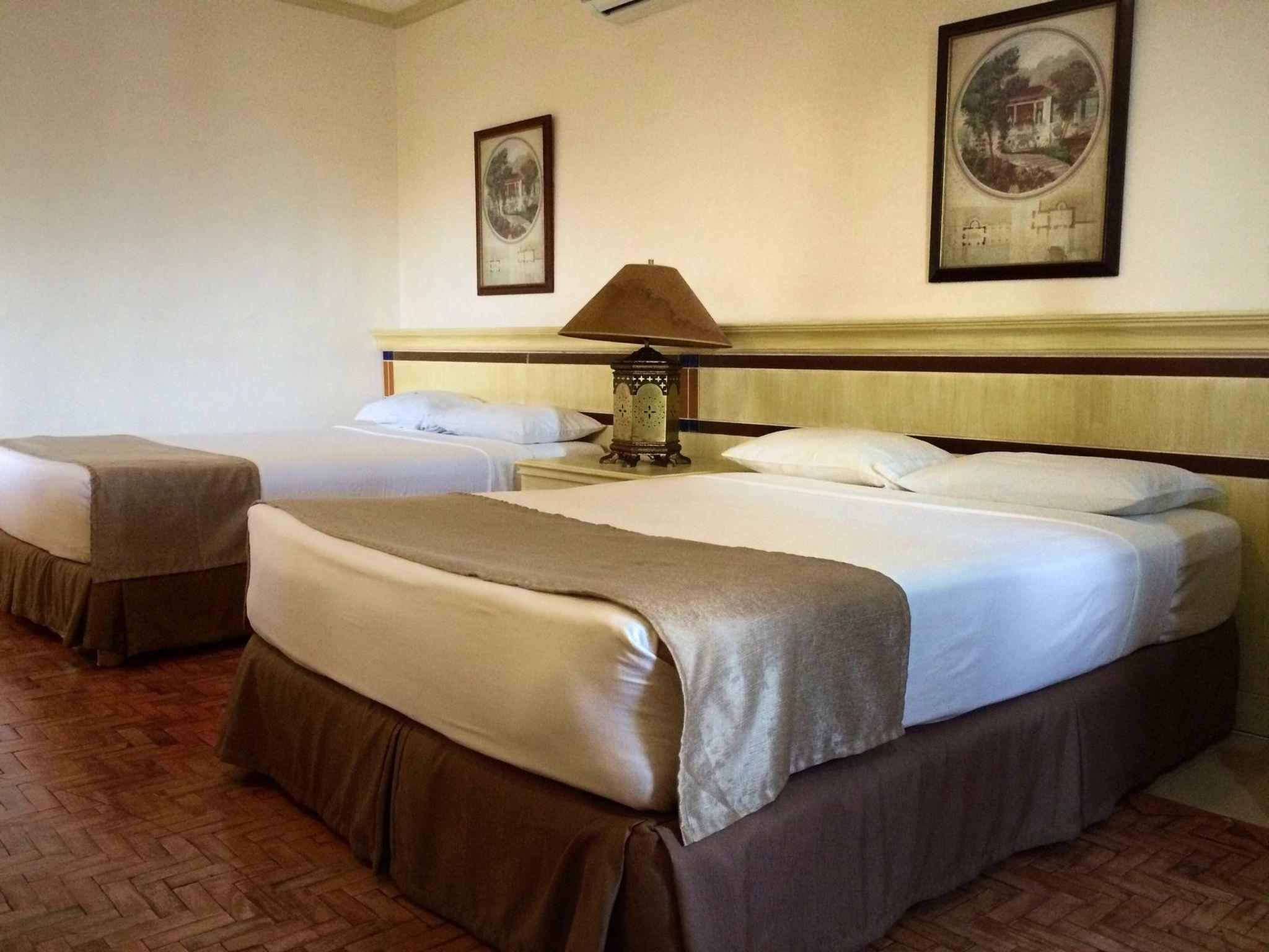 Club Morocco Resort And Country Club Subic Bagian luar foto
