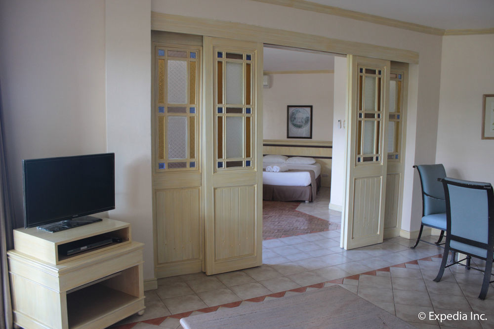 Club Morocco Resort And Country Club Subic Bagian luar foto