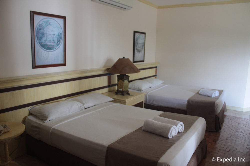 Club Morocco Resort And Country Club Subic Bagian luar foto