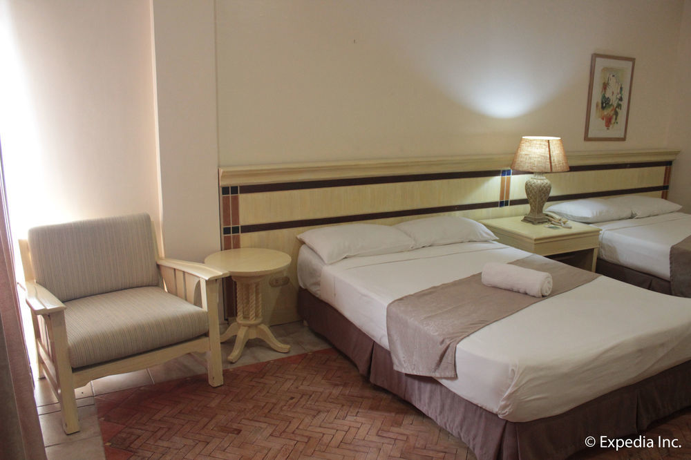Club Morocco Resort And Country Club Subic Bagian luar foto