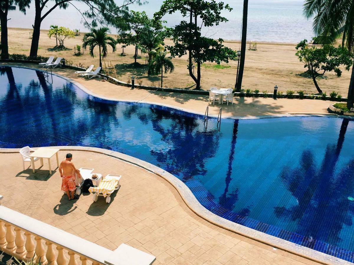 Club Morocco Resort And Country Club Subic Bagian luar foto
