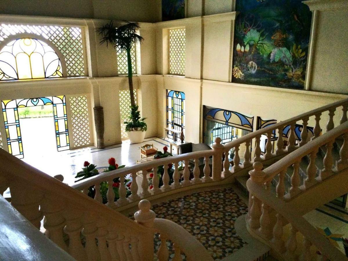 Club Morocco Resort And Country Club Subic Bagian luar foto