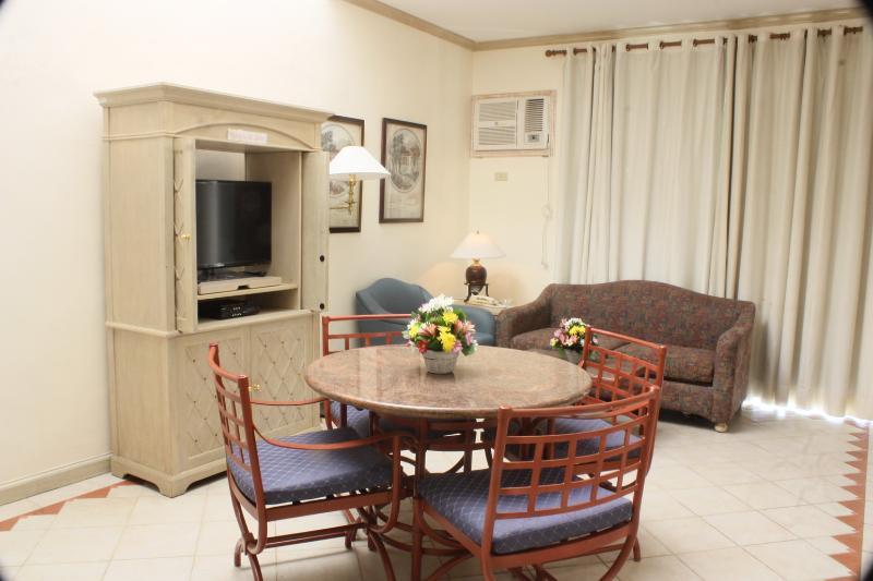 Club Morocco Resort And Country Club Subic Bagian luar foto